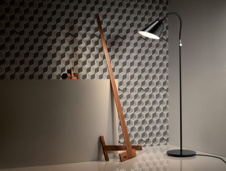 AJ2 "Bellevue Floor Lamp" (Stehleuchte), matt schwarz, von Arne Jacobsen, © &tradition, Kopenhagen