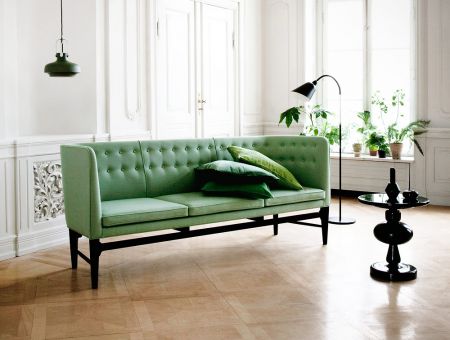 AJ5 "Mayor Sofa", Stoffbezug grün, von Arne Jacobsen und Flemming Lassen, © &tradition, Kopenhagen