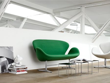 The SWAN SOFA™ (Das Schwansofa™), Stoffbezug grün von Arne Jacobsen - © Republic of Fritz Hansen