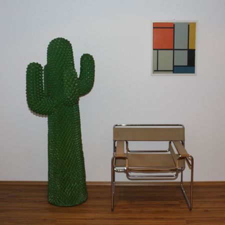 Ensemble mit dem "Wassily-Stahlrohrsessel" von Marcel Breuer vor einem Bild von Piet Mondrian