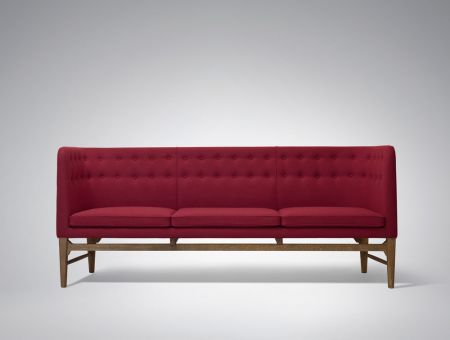 AJ5 "Mayor Sofa", Stoffbezug rot, von Arne Jacobsen und Flemming Lassen, © &tradition, Kopenhagen