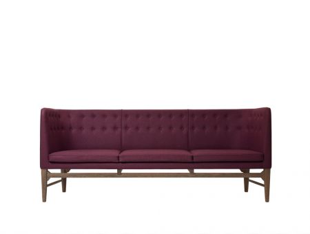 AJ5 "Mayor Sofa", Stoffbezug Aubergine, von Arne Jacobsen und Flemming Lassen, © &tradition, Kopenhagen