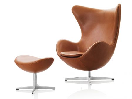 The EGG™ Footstoller (Der Ei™ Fusshocker) in braunem Leder von Arne Jacobsen - © Republic of Fritz Hansen