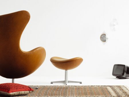 The EGG™ Footstoller (Der Ei™ Fusshocker) in braunem Leder von Arne Jacobsen - © Republic of Fritz Hansen