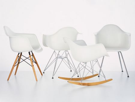 Armsessel Gruppe (Plastic armchair group) in weiß, © Foto: Vitra GmbH