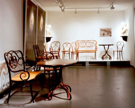 Im Hintergrund der Bugholz Designklassiker Nr.14, © Fotorechte: Museum Thonet