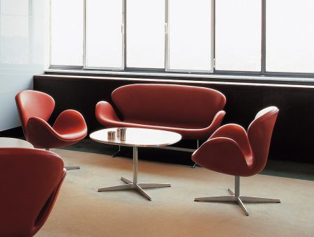 The SWAN SOFA™ (Das Schwansofa™), Leder rot von Arne Jacobsen - © Republic of Fritz Hansen