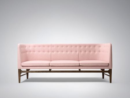 AJ5 "Mayor Sofa", Stoffbezug pink, von Arne Jacobsen und Flemming Lassen, © &tradition, Kopenhagen