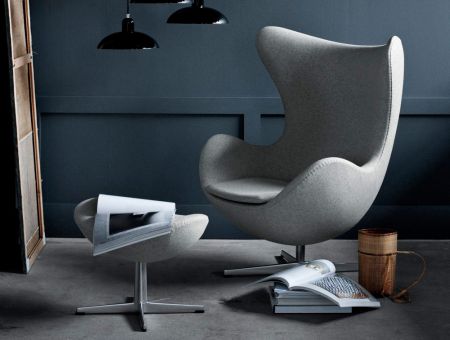 The EGG™ Footstoller (Der Ei™ Fusshocker) in grauem Stoffbezug von Arne Jacobsen - © Republic of Fritz Hansen