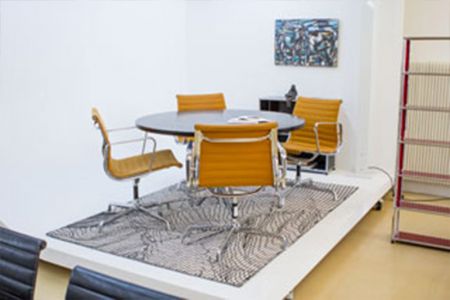 gebrauchte Eames-Stühle im Ausstellungsraum