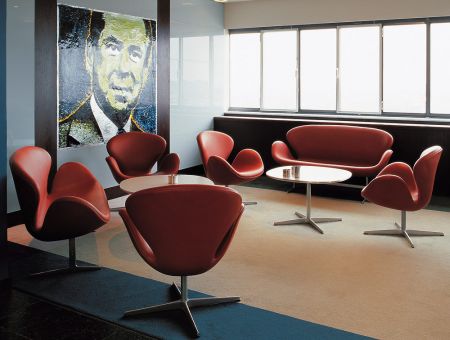 The SWAN™ Lounge chair (Der Schwan™), Leder rotbraun von Arne Jacobsen - © Republic of Fritz Hansen