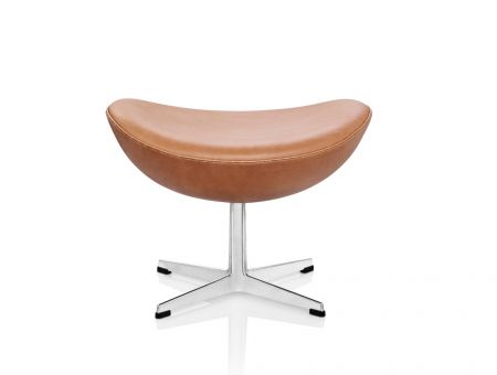 The EGG™ Footstoller (Der Ei™ Fusshocker) in braunem Leder von Arne Jacobsen - © Republic of Fritz Hansen