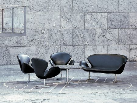 The SWAN SOFA™ (Das Schwansofa™), Leder schwarz von Arne Jacobsen - © Republic of Fritz Hansen