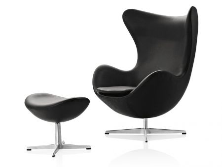 The EGG™ Footstoller (Der Ei™ Fusshocker) in schwarzem Leder von Arne Jacobsen - © Republic of Fritz Hansen